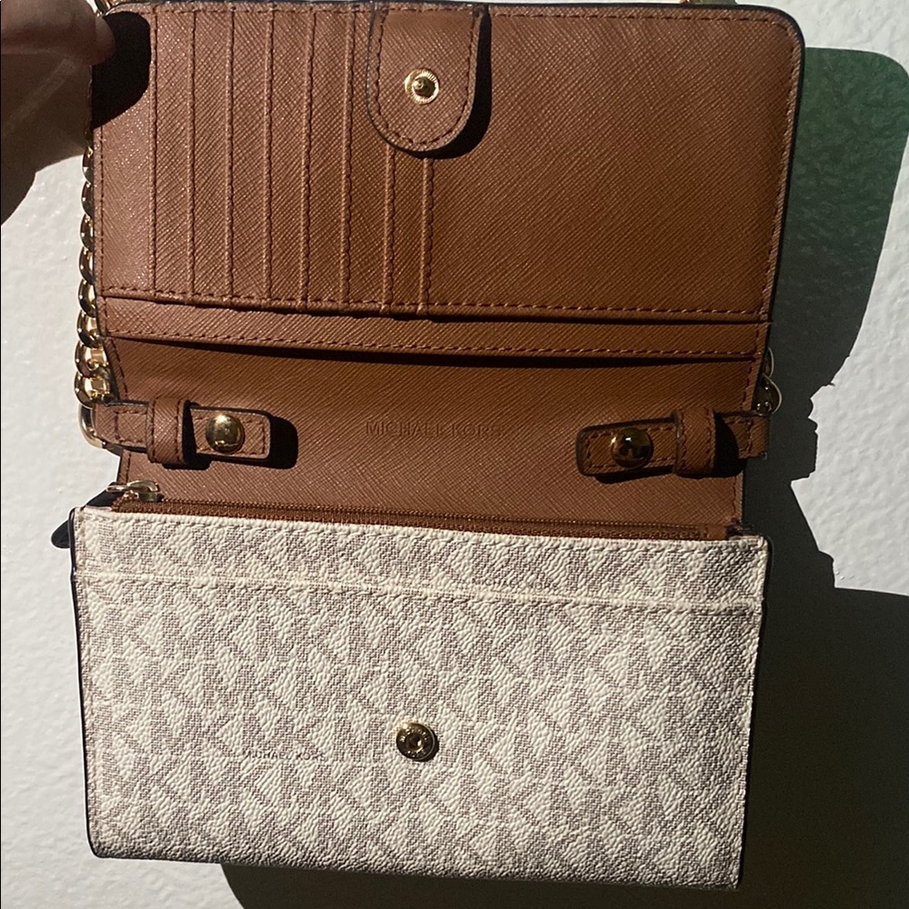 Michael Kors Cream Crossbody Bag with Gold Chain - Picture 4 of 6